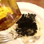 da Uma - アオリイカの墨煮にオリジナルホットオイル　byまみこまみこ