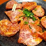 焼肉特急 - ジューシーハラミ特盛 (税別)1,099円：枚数は少なかったけど、一枚一枚に厚みがあってこれはこれで満足