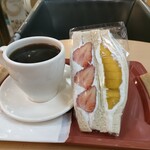 スリーコンカフェ - アメリカンコーヒーMとマンゴーストロベリー