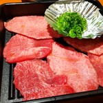 焼肉特急 - ネギ塩タン (税別)499円：ほどよい厚み。柔らかくて美味しかった