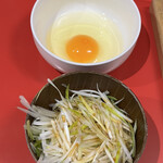 ラーメン二郎 - 生玉子 50円　ねぎ 100円