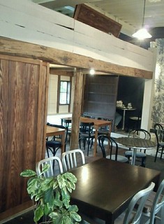 カフェ　コスモノート - 引き戸をあけて店内へ☆*
古木の梁や柱が心地よい空間です♡*