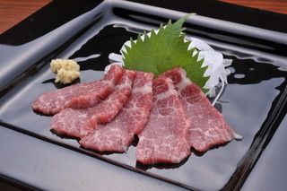 Ramu Tokyo - ＜特選霜降り＞ きめ細かなサシが入った、最高級部位です。 とろけるような食感とともに濃厚な味わいをご堪能ください。 ※写真はコースのものです。
