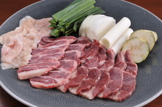 Ramu Tokyo - ＜桜焼き盛合せ＞ ■特選鞍下肉 鞍を乗せる辺りの部分の肩ロース肉。 程よくサシが入り、バランスのとれた味わいです。 ■ばらひも肉 あばら骨の間にある部分の肉で、 甘みが強く程よい歯ごたえがあります。 ■みの 身が厚く噛みごたえのある独特の食感は、 お酒のすすむ逸品です。 ※お野菜は季節により変わる可能性があります。  