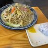 黒田屋の博多ちゃんぽん - 後輩の頼んだ皿うどん８００円とおにぎり１００円。
 
後輩によると見ためより案外さっぱりした味みたいです・・・