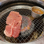 Yakiniku Kingu - トリュフソースで食べる豚肩ロースステーキ