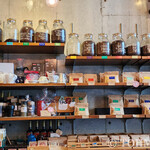 美松コーヒー - 店内に並ぶコーヒー各種。