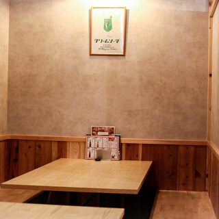 Equipped with counter seats, table seats, and horigotatsu seats.