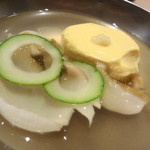 まき村 - アワビと玉子豆腐のお椀　ショウガが味のアクセント