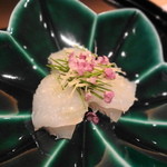 まき村 - お造り２：佐島のアオリイカ　ごま油と塩で　　一日寝かせて丁寧に包丁をいれると美味しくなるんだそうです