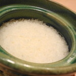 まき村 - ご飯は土鍋で。ぴかぴかでお米がたってます。魚沼で特別に作ってもらってるみたいです。