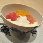 まき村 - デザートは西瓜・マンゴー・グレープフルーツなどをヨーグルトとマンゴーソースであえた物