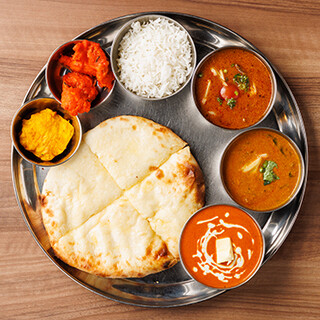 Spicy homemade curry and naan made with experience at a five-star hotel