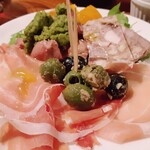 ブラーノブラーノ - レバ刺し・生ハム・テリーヌ盛り合わせハーフ770円(税込）