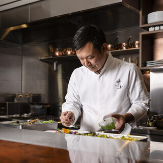 Seiji Nakado - 一位自学成才的厨师，精通法国料理。