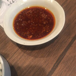 麺酒盗ざい八 - トッピングの自家製辣油