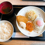 和牛もつ鍋・焼酎酒場 どんまい - ハンバーグ＋アジフライ