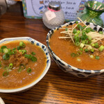 月と亀 - メイン「鰯のつみれカレー」　小鉢「ポークビンダル」