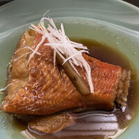 一つ木竹林草 - 金目鯛煮付。煮汁染み染みの煮付に白髪ネギのアクセントが効いている。