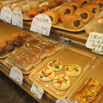 Rowaru Kougetsudou - 店内右半分はパンコーナー