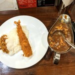 カリカル 新橋本店 - チキンカレーと海老フライ