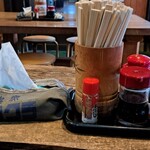 ヨコクラうどん - ティッシュ、割り箸、爪楊枝、調味料