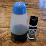 ヨコクラうどん - 専用醤油と味変用あらびきコショー