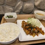 Motsu Baru Gen - 日替わりランチ鶏胸肉の甘酢炒め