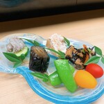 天ぷら はせ川 - 付き出し　二品以上あります　ナスの煮浸しと柿の白和えが絶品