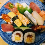 栄助ずし - 令和5年1月 ランチタイム
            一人前半定食 1600円
            にぎり寿司12貫、巻き寿司2切れ、お吸い物、小鉢