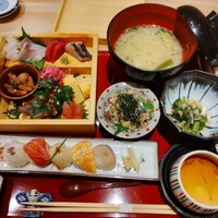 対馬のどぐろとイカ活き造り 博多 魚蔵 都ホテル店 - 博多箱懐石です