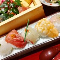 対馬のどぐろとイカ活き造り 博多 魚蔵 都ホテル店 - 手毬（てまり）寿司です