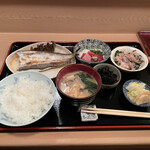割烹 尚 - 今日の定食（カマス一夜干し、やまかけ、小鉢）¥1200