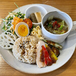 ネオ ガーデン カフェ - 料理写真:薬膳蒸し鶏プレート　1320円。