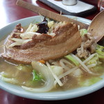 玉蘭 - タンメン　豚角煮のせ　９００円。たっぷりの野菜と豚の角煮が食べたいと思ったらマスターにお願いしてみてください。快く応じてもらえます。