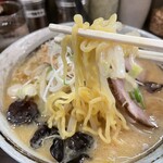 味噌や - プリっとした黄色の西山製麺