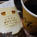 Makudo narudo - クッキー＆クリームパイ、プレミアムローストコーヒー