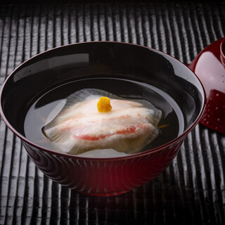 故郷の味を盛り込み、四季の移ろいを視覚で表現する