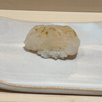 銀座 鮨 奈可久 - 白海老昆布締め。ハッキリと覚えております。甘い！美味しい〜♡