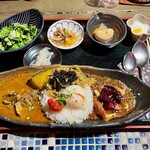 カレー膳 3種ぜんがけ 1200円：トッピング おんたま 110円・パクチー 180円