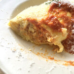 カフェ フオネ - オムライス・自家製ケチャップのチーズトッピング、断面はこんな感じです。