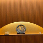 銀座 鮨 奈可久 - 店内は儼乎たる佇まい。背筋がスっと伸びました。