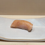 銀座 鮨 奈可久 - 寒ブリの腹身。生臭さゼロ。此方の鰤ならいくらでもOKよ♡