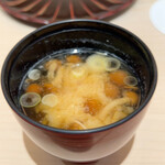銀座 鮨 奈可久 - なめこ汁。お味噌が九州の私にも馴染みます♡
