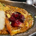 旧ヤム邸 - チョリソーとナッツの牛豚キーマにベリーソースがけ