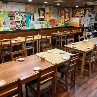 A popular Izakaya (Japanese-style bar) with a nostalgic atmosphere! Sofa seats and semi-private rooms are also available.