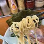 横浜家系らーめん 五十三家 - 麺は中太で少し短いです。