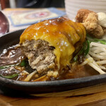 武州うどんあかねandみどりダイニング - ハンバーグ 断面