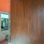 Sublime - 自動ドアを開けると、大きな木の扉があり、それがお店の入り口です