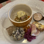 ビストロ デ トロワ - 前菜盛り合わせ   スペルト小麦のサラダにカツオのオイル漬け乗せ豚肉のリエット ・ケークサレ ・豚もも肉のハム ニンジンのラペットサラダ・紫キャベツのマリネ・鶏肉とチーズのテリーヌ・パテドカンパーニュ